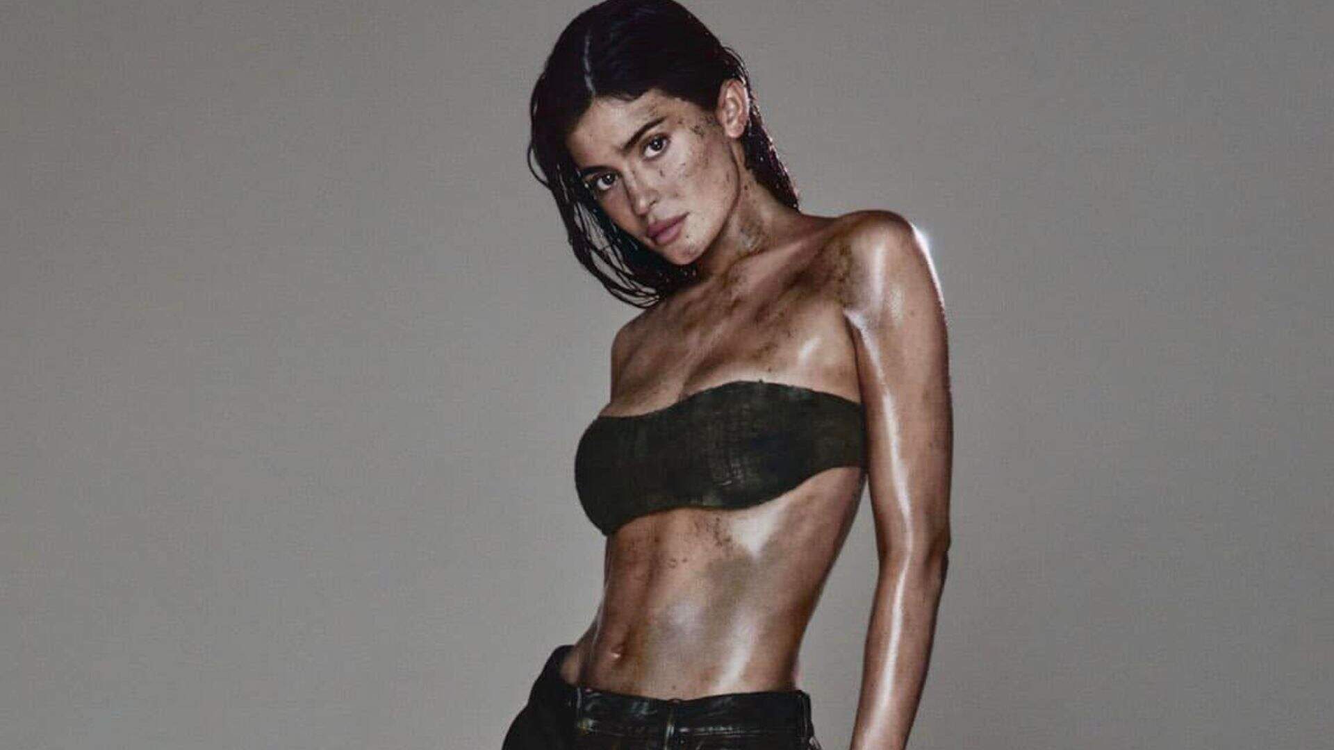 Coberta de lama, Kylie Jenner é a estrela da nova campanha de jeans da Acne Studios - Metropolitana FM