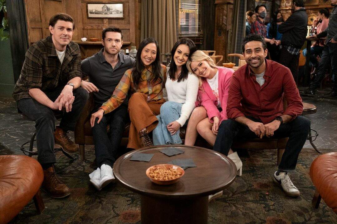 Jesse, Charlie, Ellen, Valentina, Sophie e Sid na segunda temporada de “How I Met Your Father” (Foto: Reprodução/Hulu)