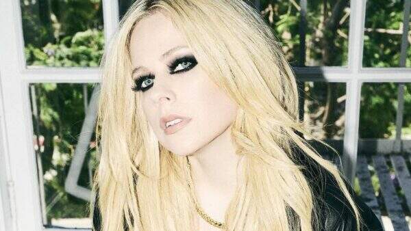 Roqueira gótica! Avril Lavigne mostra o motivo de ser chamada Princesa do Rock em ensaio fotográfico all black