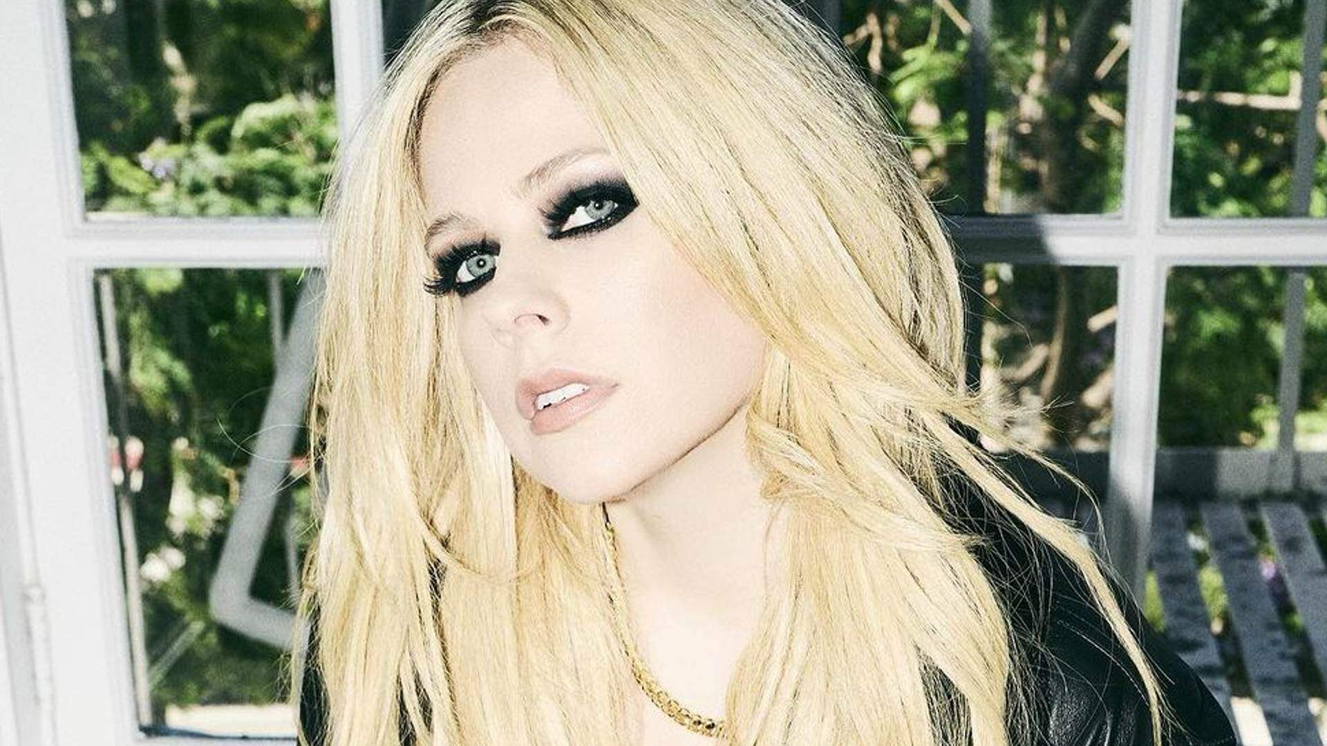 Roqueira gótica! Avril Lavigne mostra o motivo de ser chamada Princesa do Rock em ensaio fotográfico all black - Metropolitana FM
