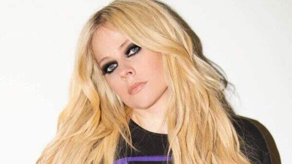 Após lançar música com famosa banda de rock, Avril Lavigne choca web ao revelar que compôs canções para grandes divas do pop