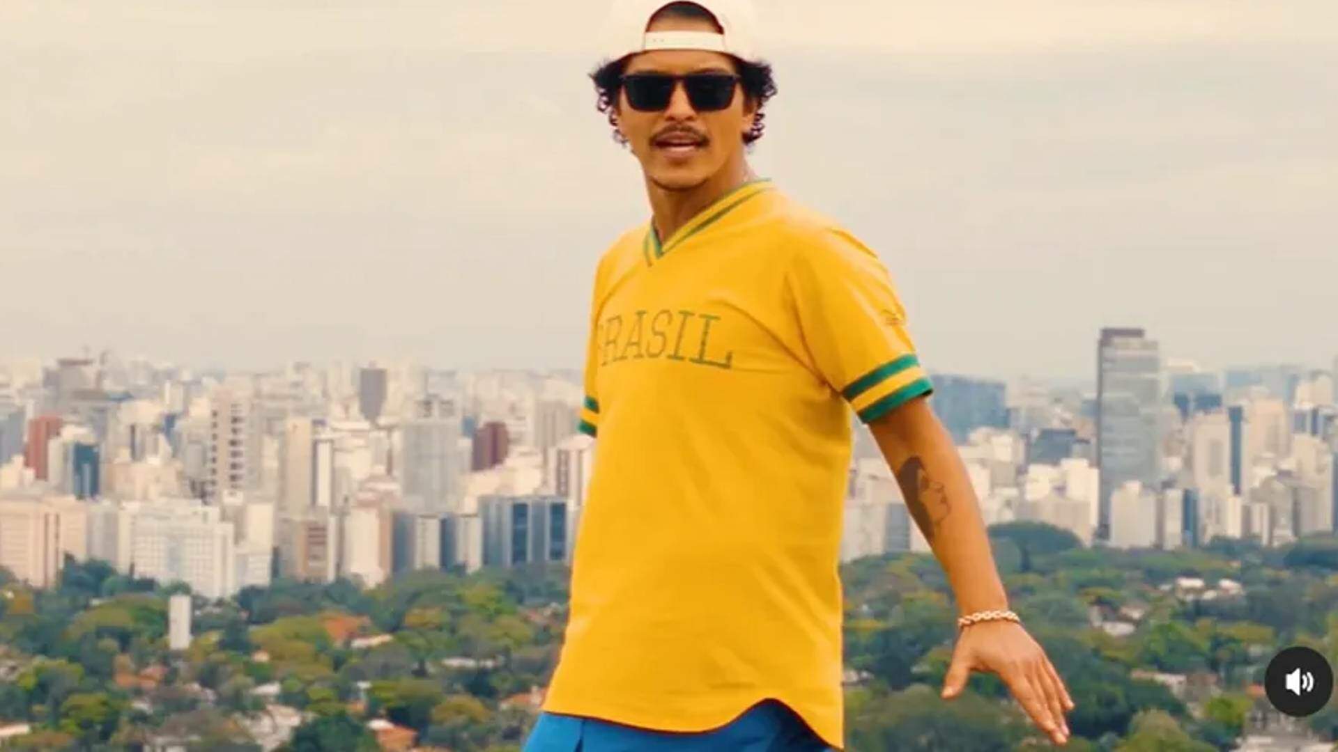 Bruno Mars pega fãs de surpresa ao divulgar vídeo em que demonstra ser brasileiro de carteirinha ao se divertir em SP - Metropolitana FM