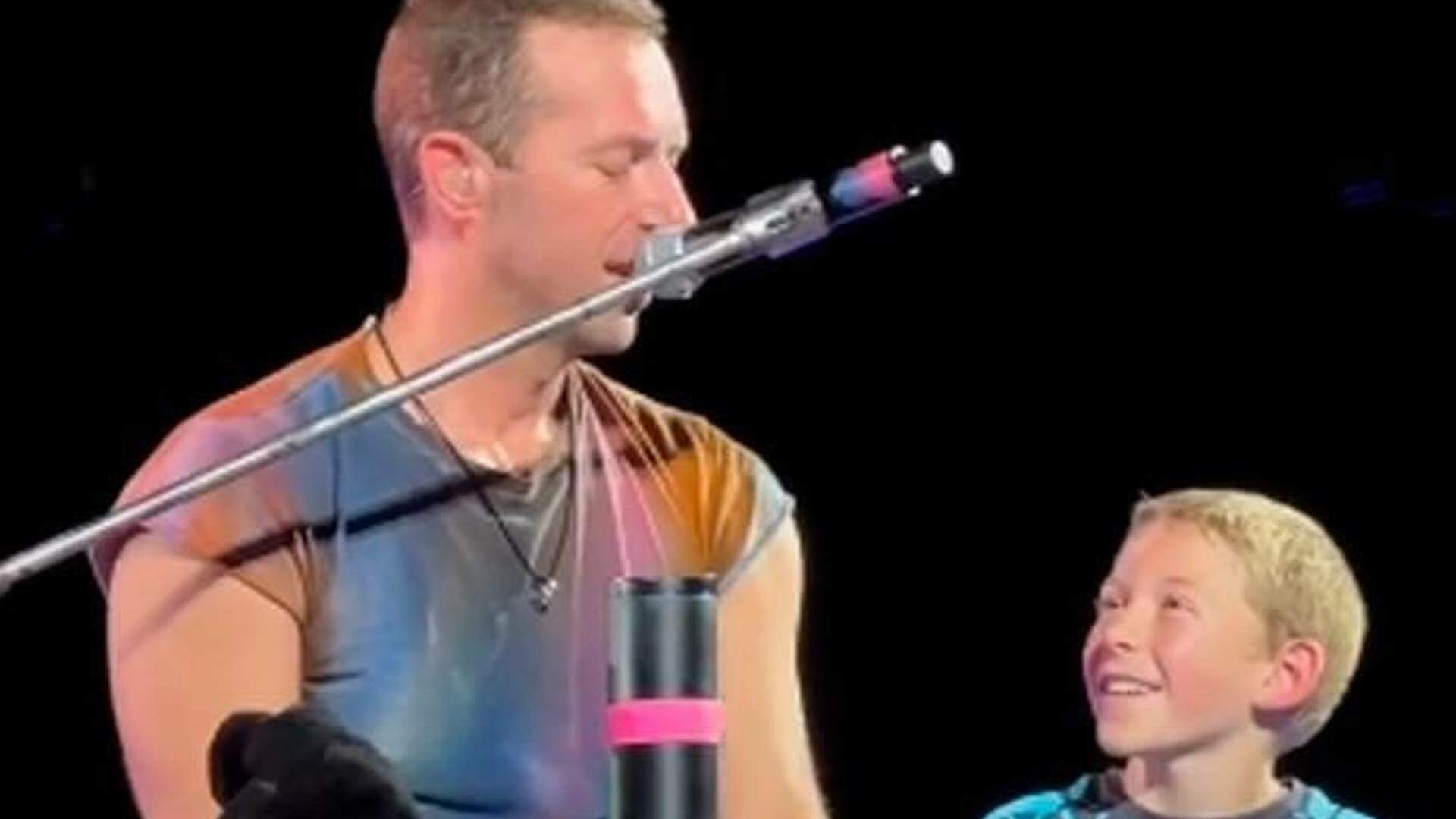 Presente dos sonhos! Chris Martin faz surpresa especial para fã mirim que celebrou seu aniversário no show do Coldplay - Metropolitana FM