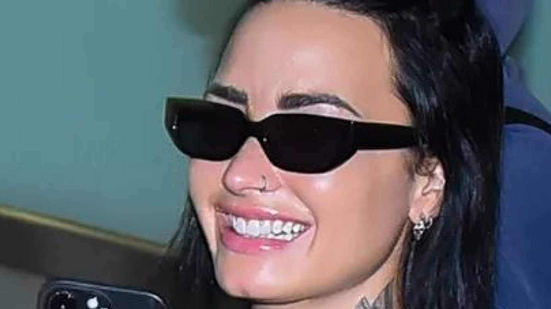 Demi Lovato desembarca no Brasil, tem atitude inesperada com fãs em aeroporto e é aclamada