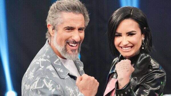 Após 11 anos, Marcos Mion se desculpa com Demi Lovato por ‘mancada’ e impressiona cantora com presentinho brasileiro