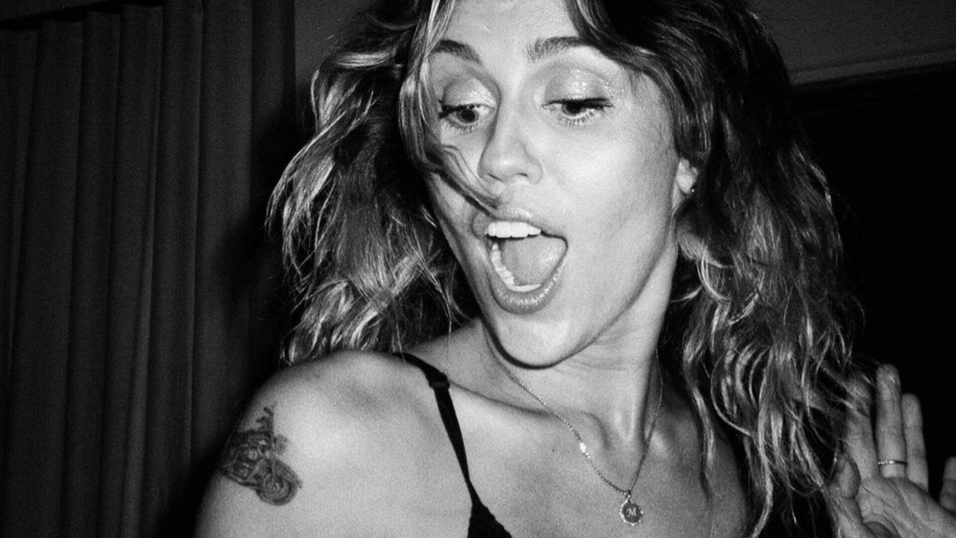 OLHA ELA! De surpresa, Miley Cyrus surge com novo visual e prova que é belíssima com qualquer tom de cabelo