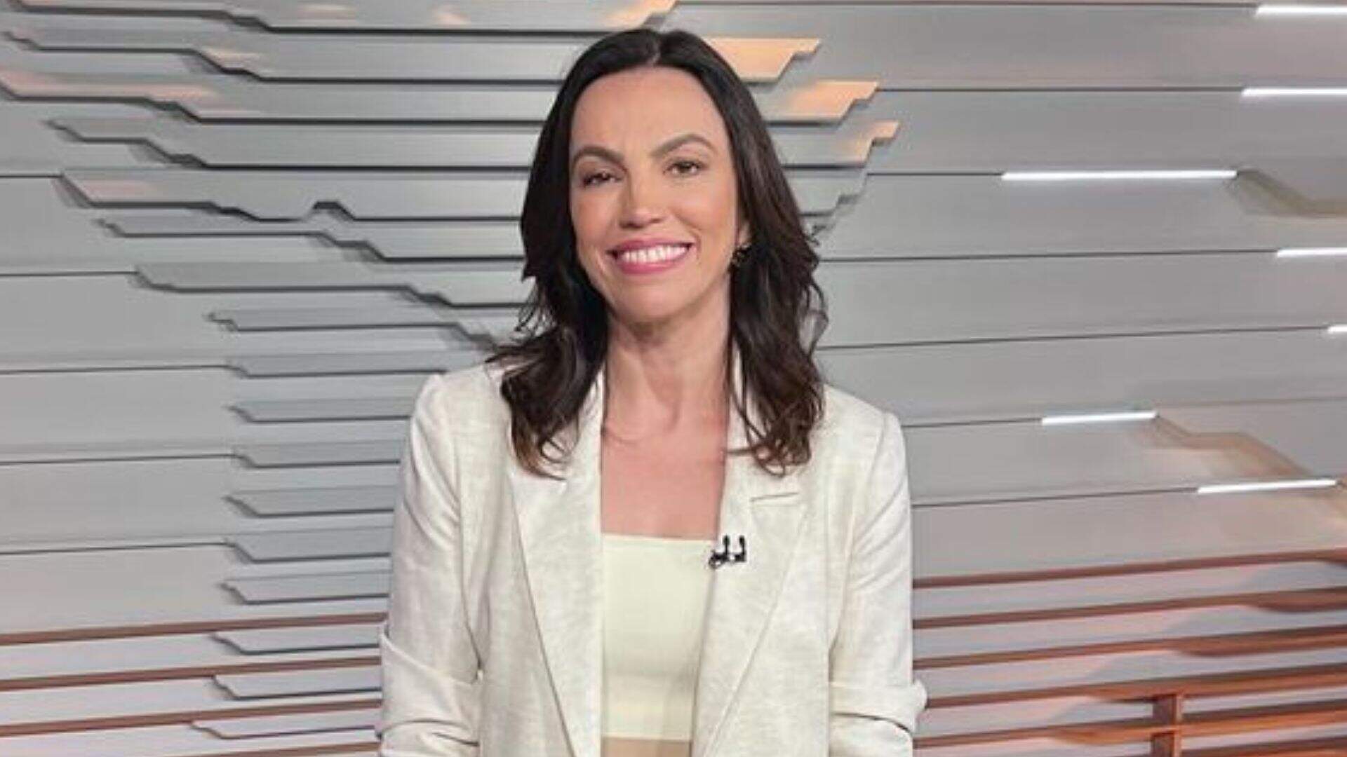 Ana Paula Araújo aposta em look diferentão para apresentar o “Bom Dia Brasil” e deixa telespectadores confusos: “Barriga de fora?”