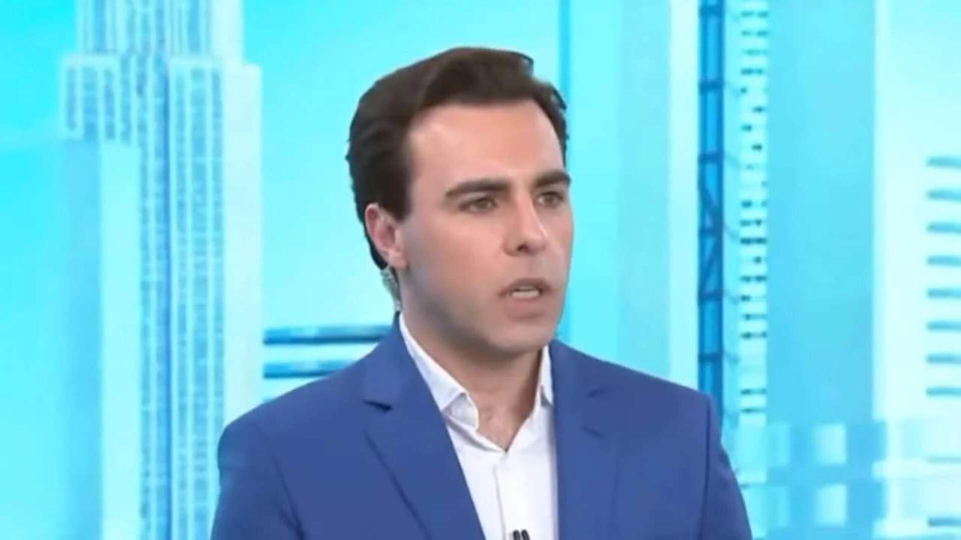 Chocante: Ex-jornalista da CNN comete gafe ao vivo na emissora rival e reação de repórter viraliza - Metropolitana FM