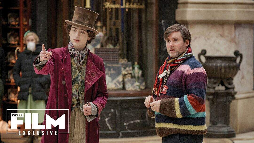 Timothée Chalamet e Paul King nos bastidores de “Wonka” (Foto: Reprodução/Warner Bros.)