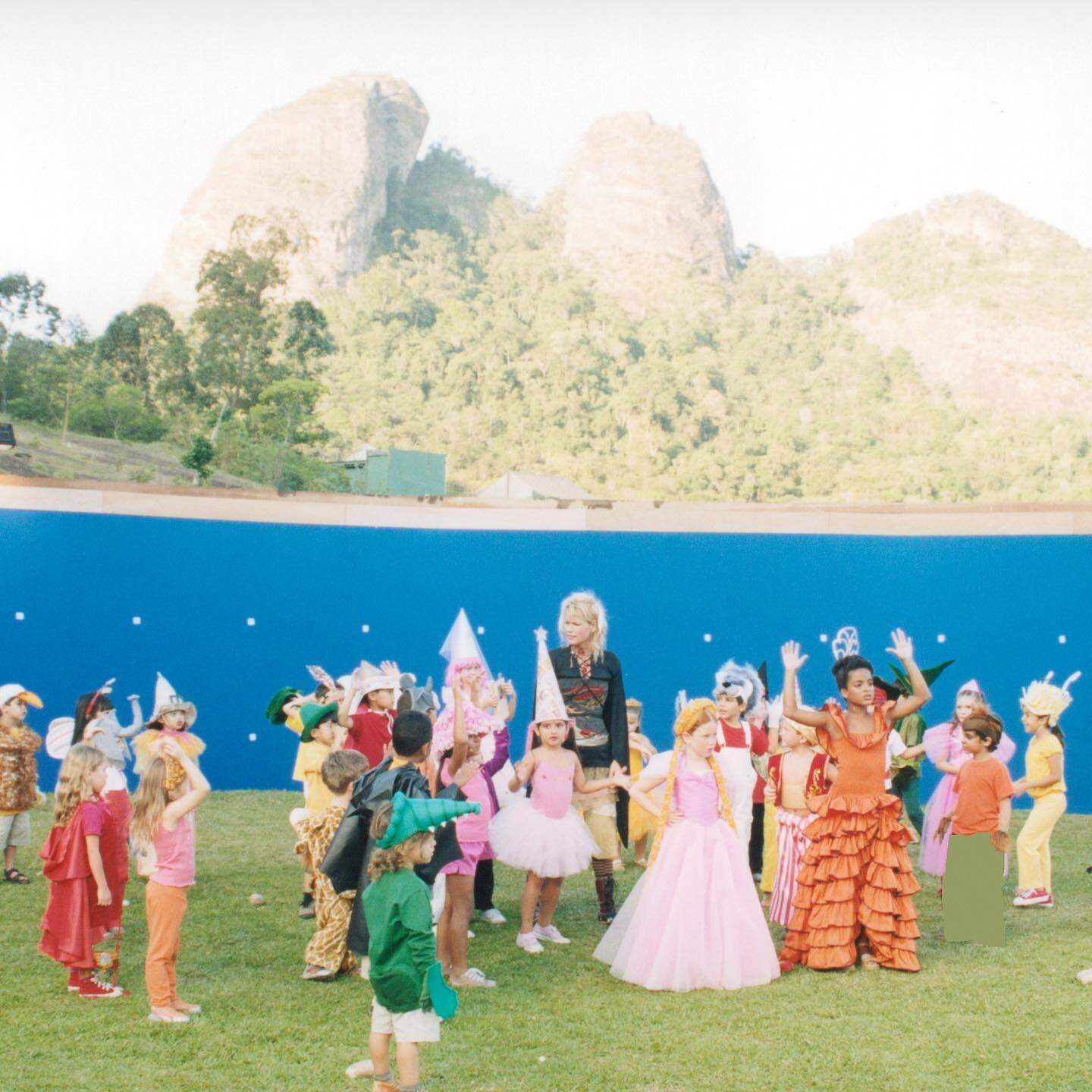 Xuxa nos bastidores do programa infantil “Xuxa no Mundo da Imaginação” nos início dos anos 2000 (Foto: Reprodução/Instagram)