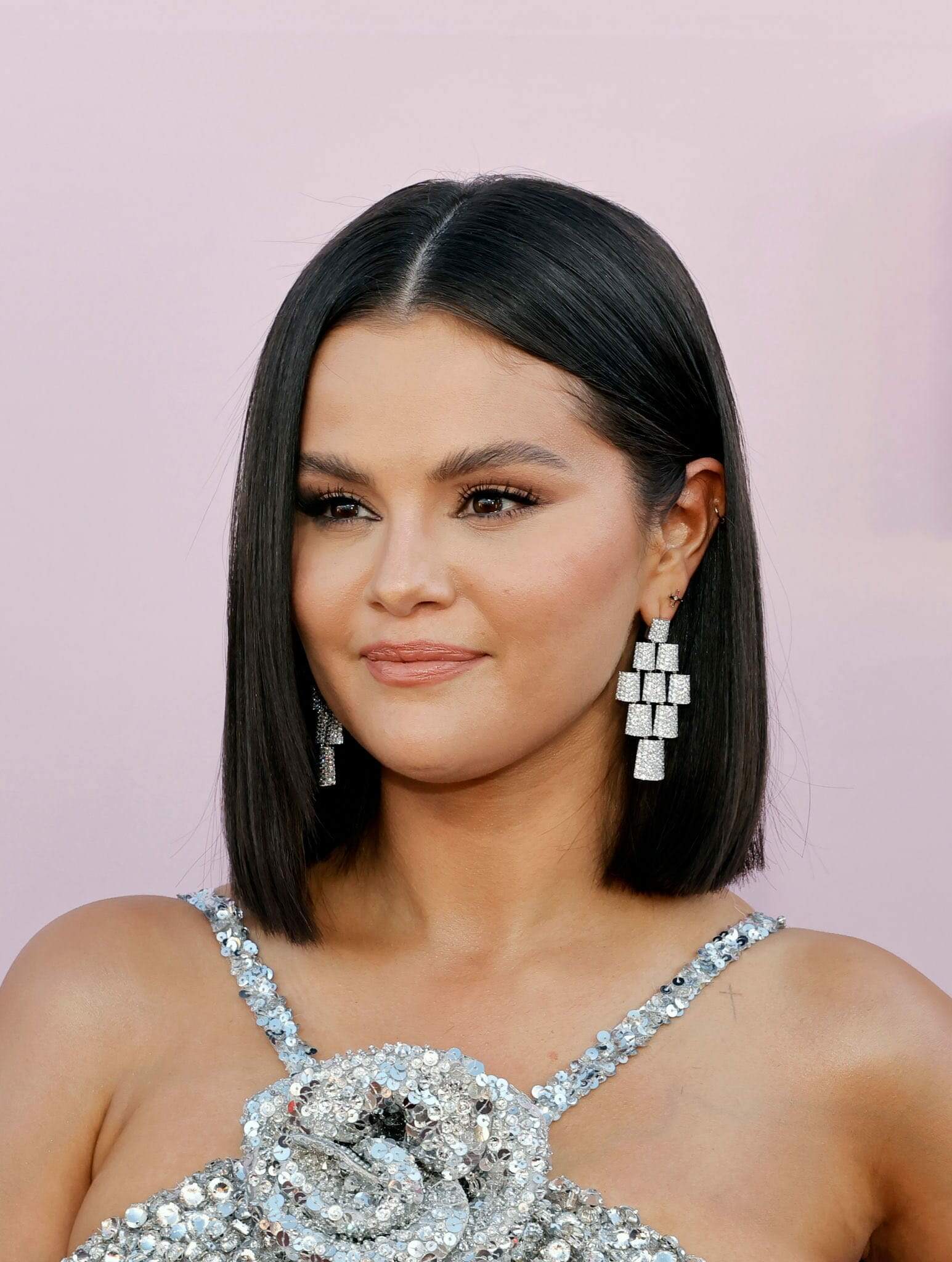 Selena Gomez surge com novo visual e brilha em evento beneficente em Los Angeles (Foto: Reprodução/Getty Images)