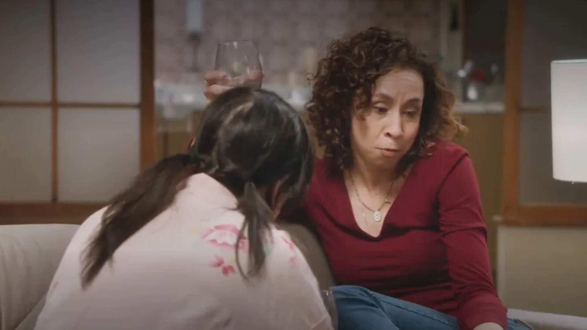 Elas por Elas: Bêbada, Adriana revela identidade do pai de Ísis e deixa Carol surpresa! - Metropolitana FM