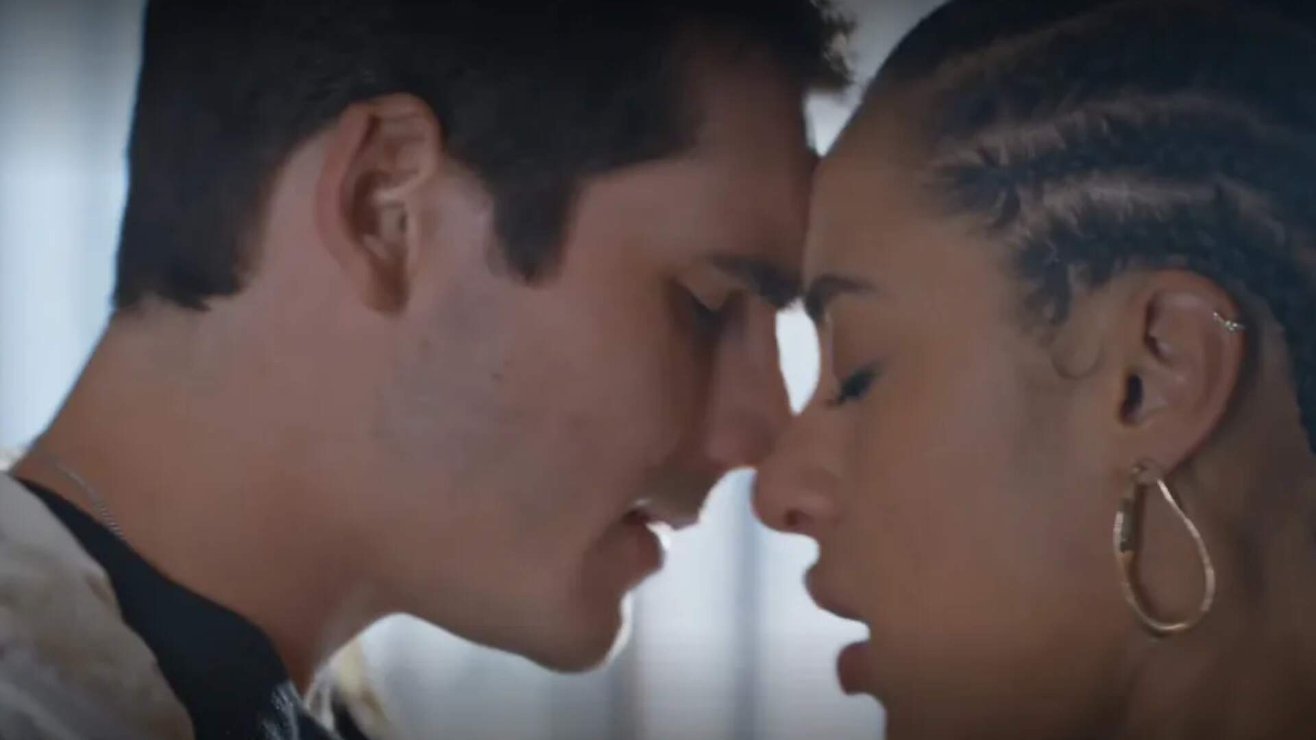 Todas as Flores: Após momento tenso, Diego vai até Joy e se declara para ela!