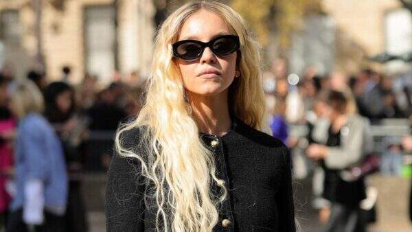 Sydney Sweeney aposta em cabelão estilo sereia e barriga de fora durante a Semana de Moda de Paris