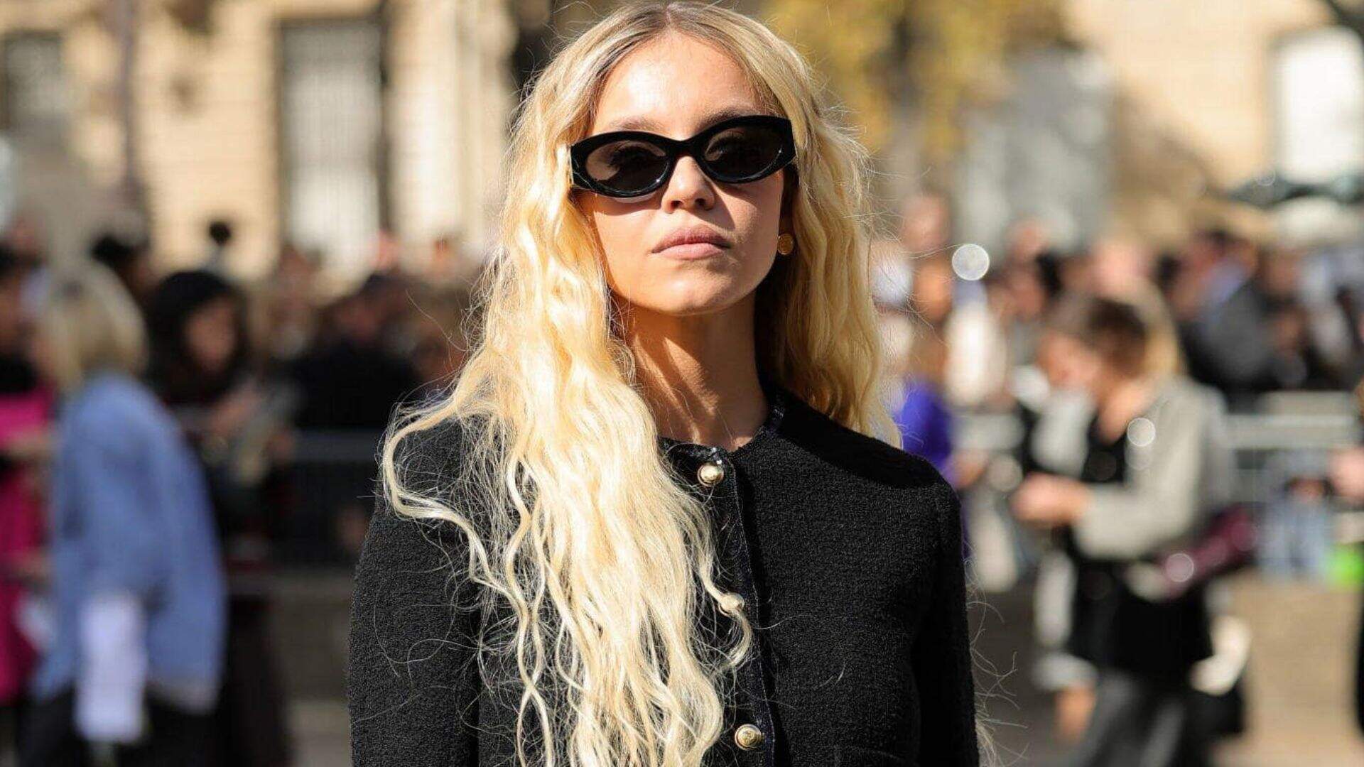 Sydney Sweeney aposta em cabelão estilo sereia e barriga de fora durante a Semana de Moda de Paris - Metropolitana FM