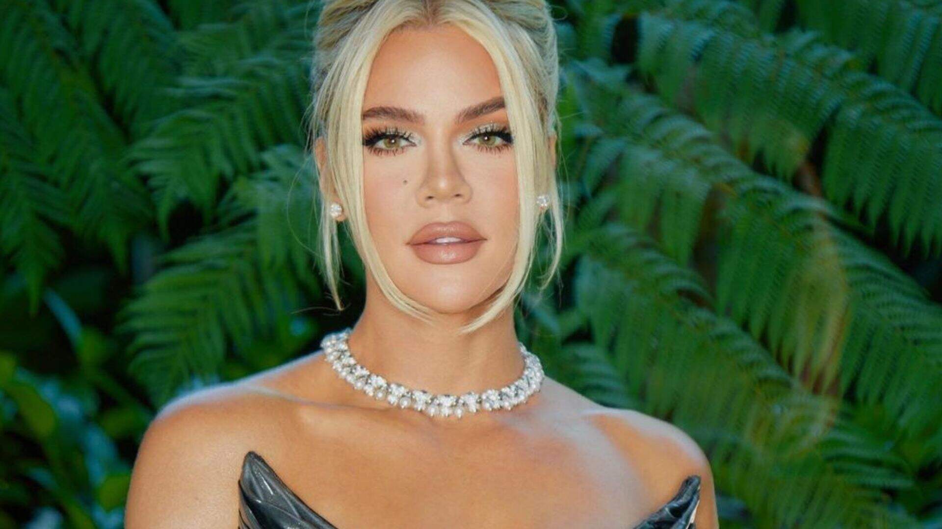 Khloé Kardashian aposta em look prata com fenda poderosa e rouba a cena