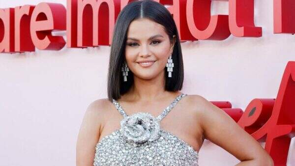 Selena Gomez surge com novo visual e brilha em evento beneficente em Los Angeles