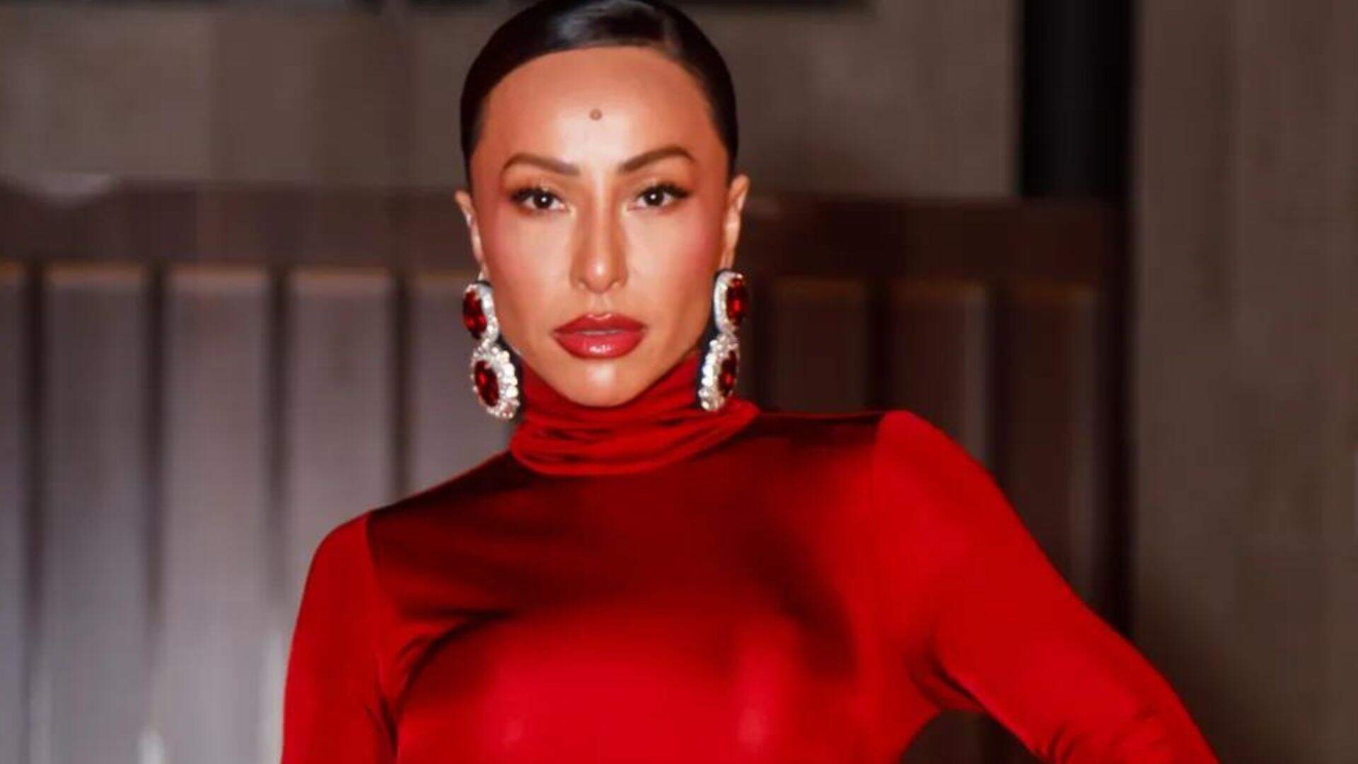 Dama de vermelho! Sabrina Sato aparece deslumbrante em evento e rouba a cena com look all red