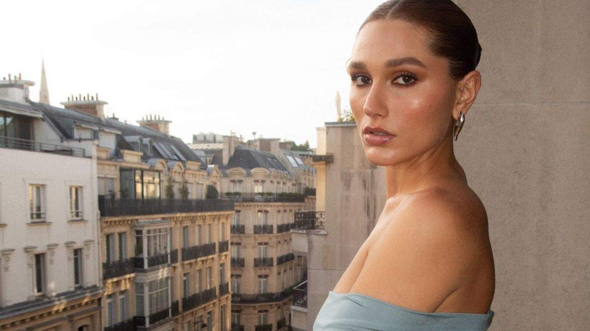 Em Paris, Sasha Meneghel esbanja beleza com look sofisticado e impressiona internautas