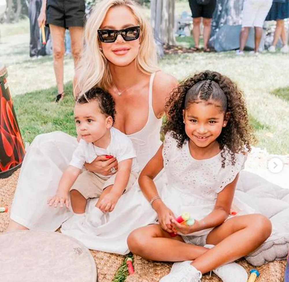 Khloé Kardashian com os filhos (Foto: Reprodução/Instagram)