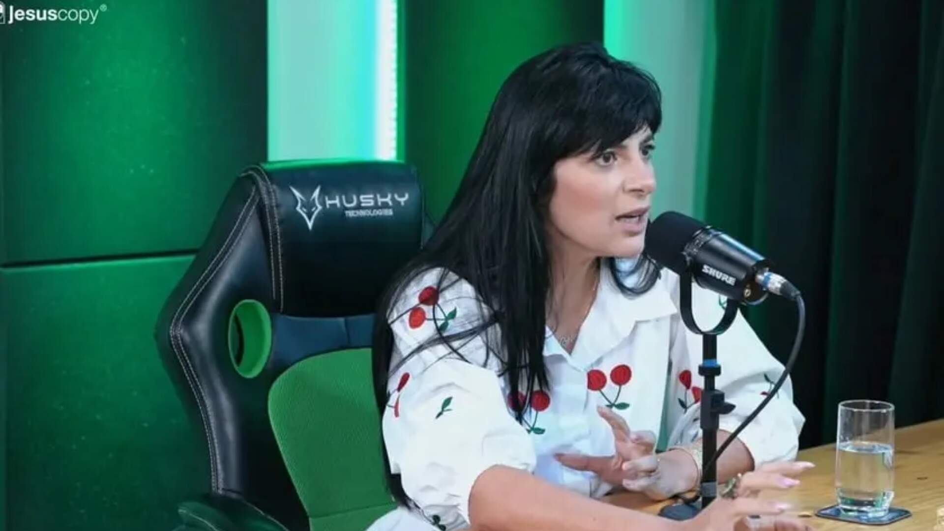 Fernanda Brum faz declaração polêmica sobre exibição do corpo, afirma submissão ao marido e debocha de jornalista - Metropolitana FM