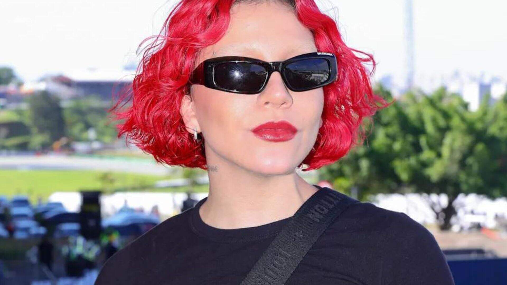 De sobrancelha descolorida e cabelo vermelho, Priscilla (ex-Alcantara) divide opiniões com o novo visual - Metropolitana FM