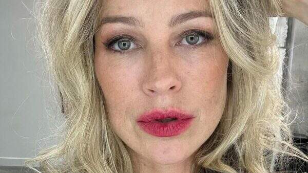 Sem filtro e de batom vermelho, Luana Piovani surpreende seguidores em novas fotos: “Boca de quem beija”