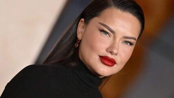 Adriana Lima rebate críticas por mudanças na aparência: “Rosto de mãe cansada”