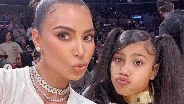 Kim Kardashian é acusada de “photoshopar” foto da filha de 10 anos para que pareça mais magra