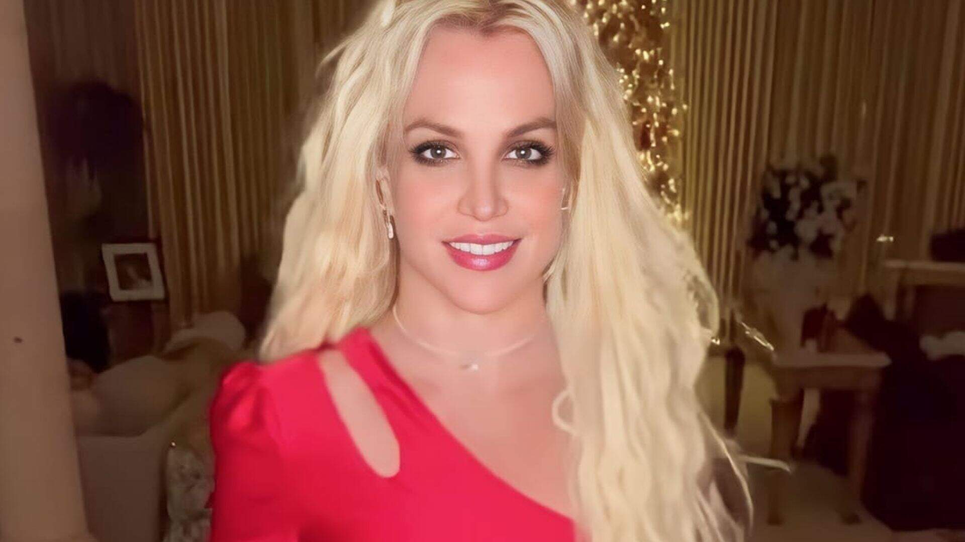 Britney Spears aparece deslumbrante de vestido vermelho com recortes estratégicos