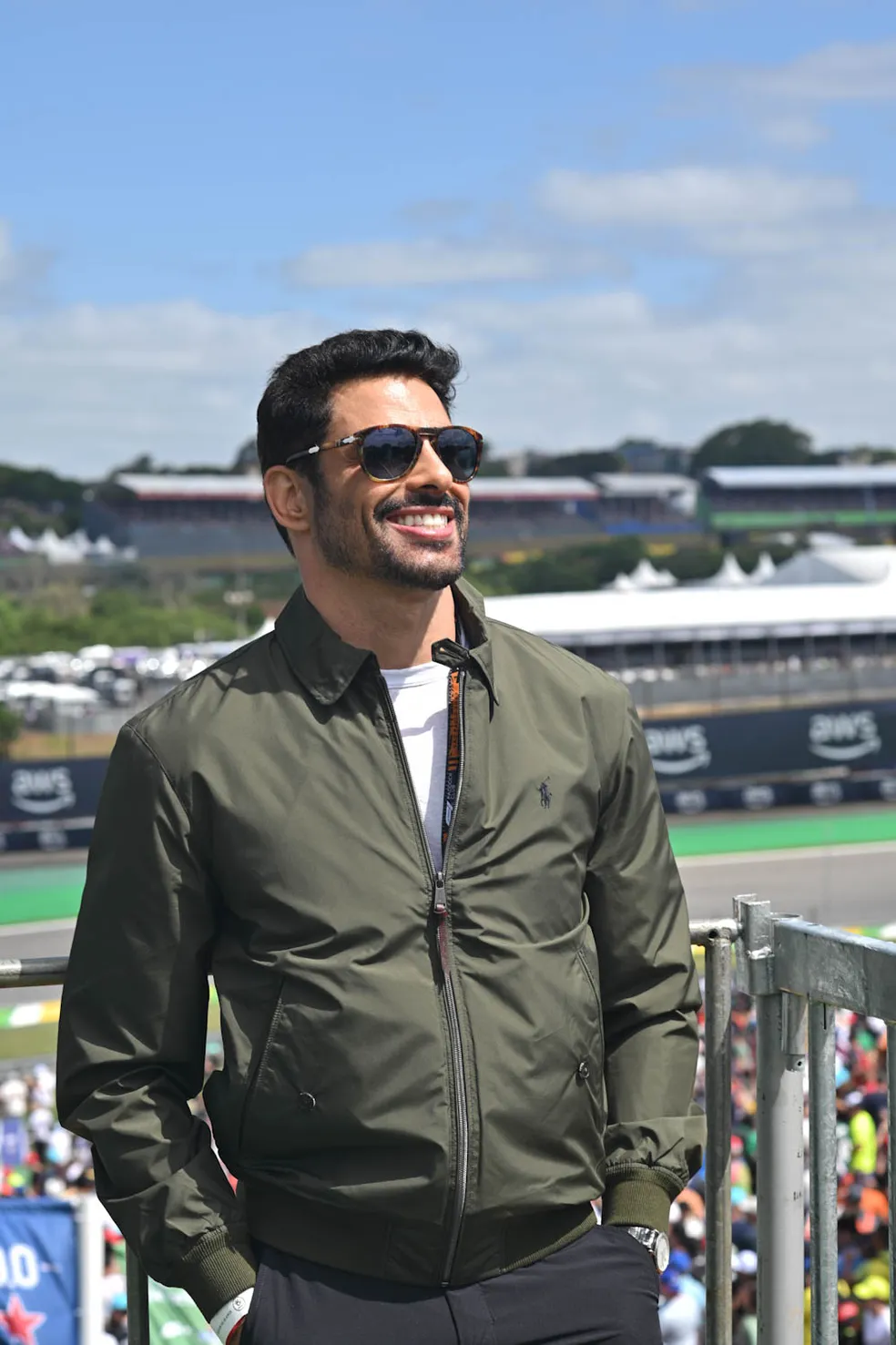 Cauã Reymond aposta em jaqueta e óculos escuros no GP de F1