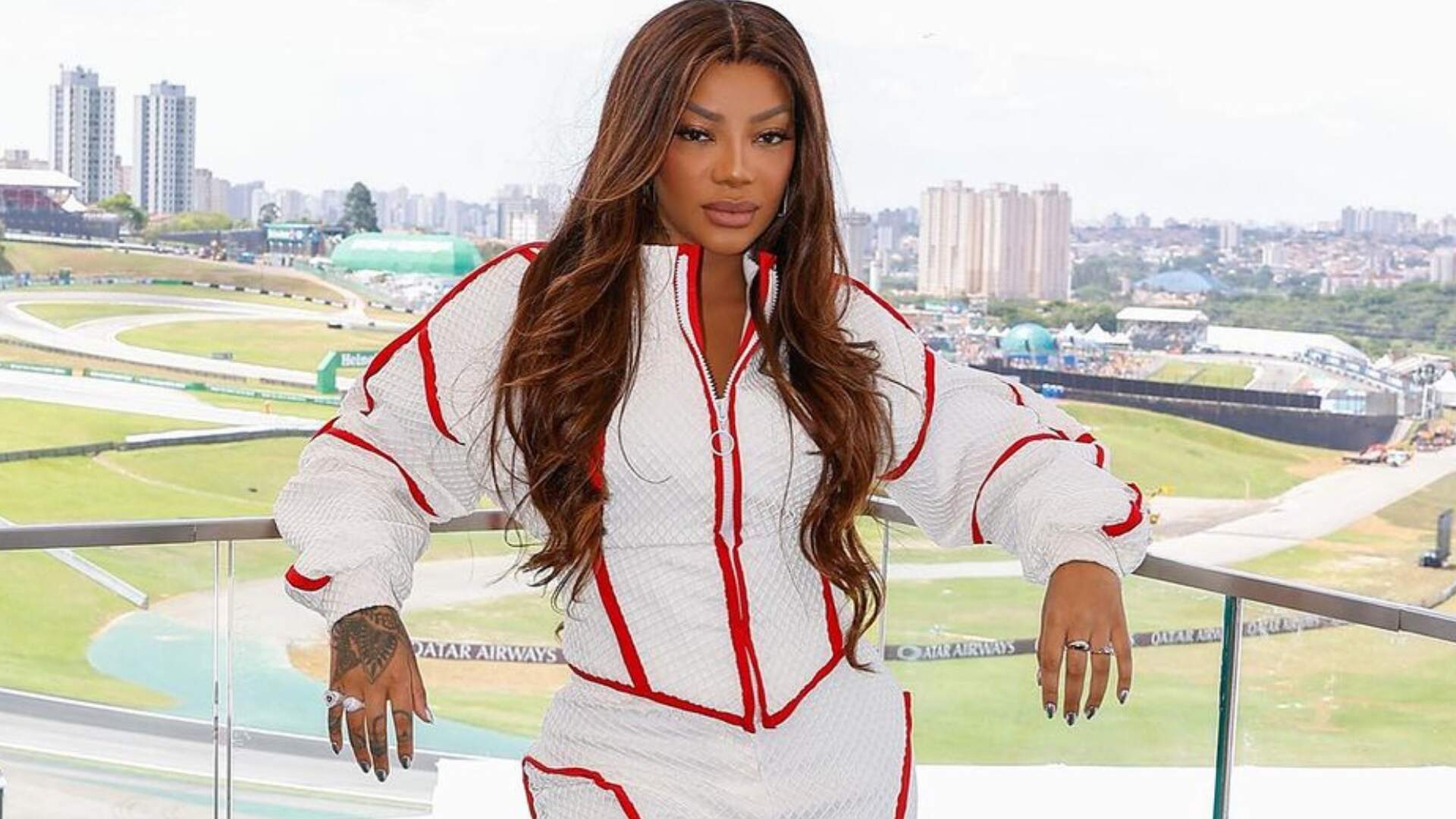 Ludmilla ‘esquece’ letra do Hino Nacional durante performance no GP de Fórmula 1 e vira piada na web - Metropolitana FM