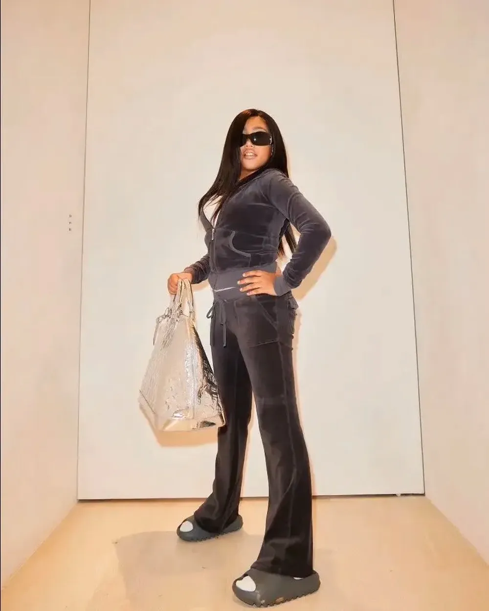 Kim Kardashian é acusada de "photoshopar" foto da filha, North, para que fique mais magra 