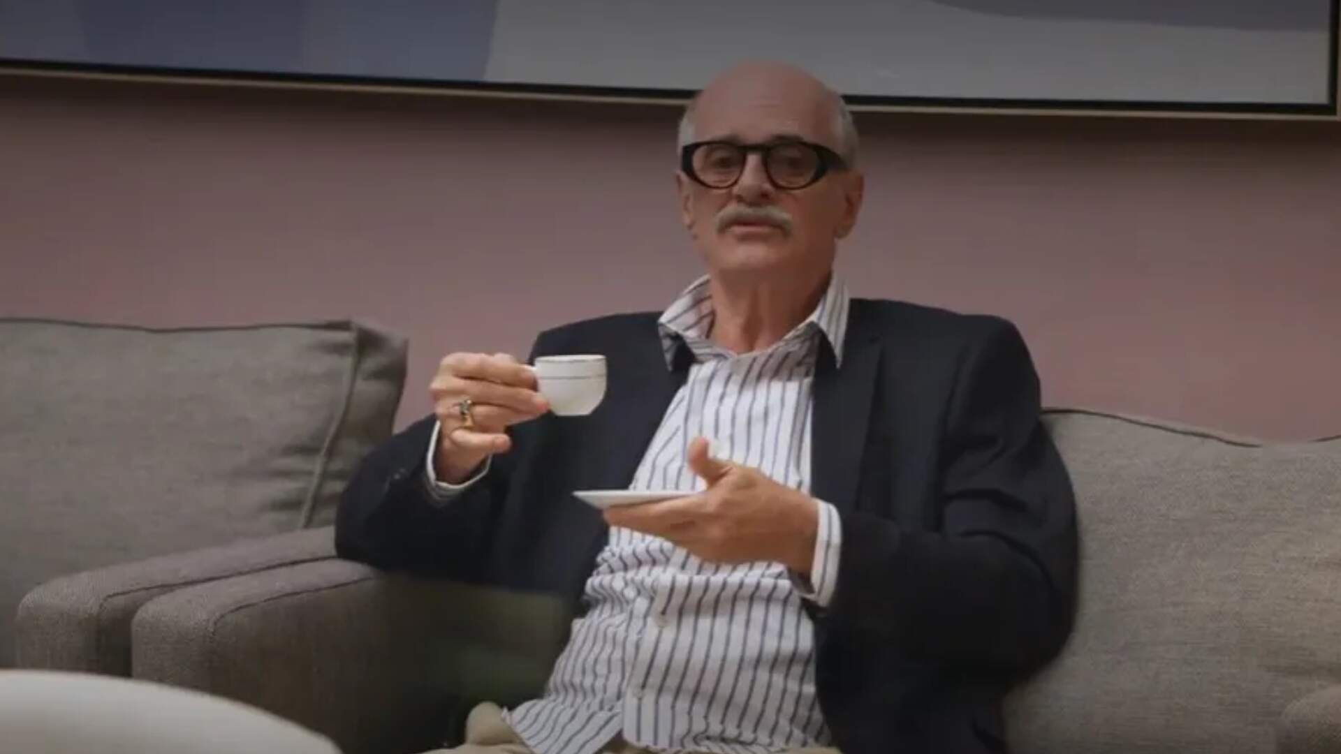 Sérgio informa que Jonas assumirá a vice-presidência da empresa, e Helena se desespera.