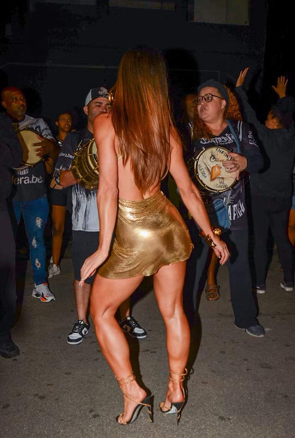 Sabrina Sato rouba a cena com minivestido dourado em ensaio da Gaviões da Fiel (Foto: Reprodução/AgNews)