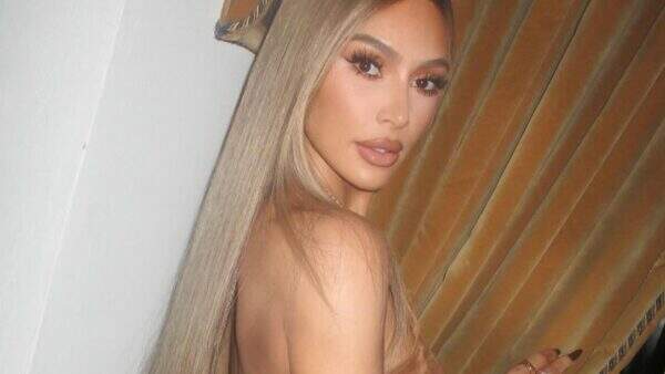 Reduziu o bumbum? Kim Kardashian intriga web em novas fotos com vestido colado