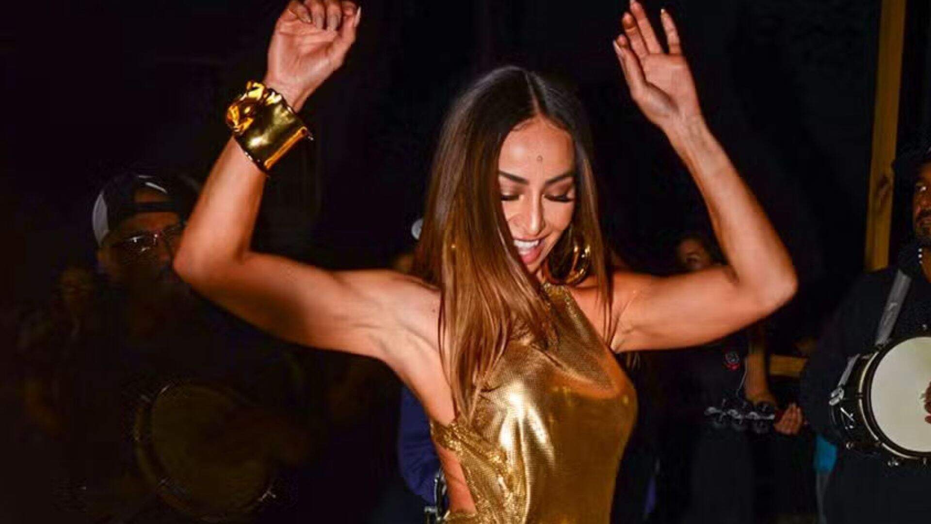 Sabrina Sato rouba a cena com minivestido dourado em ensaio da Gaviões da Fiel