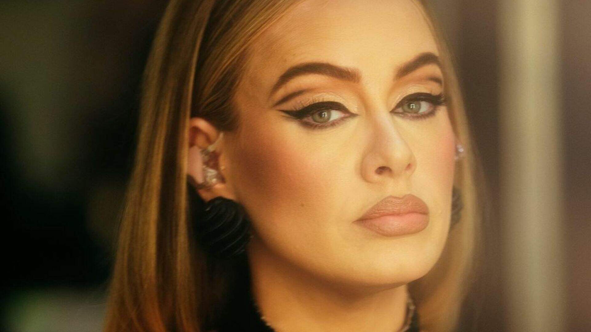 Adele, é uma cantora e compositora britânica.