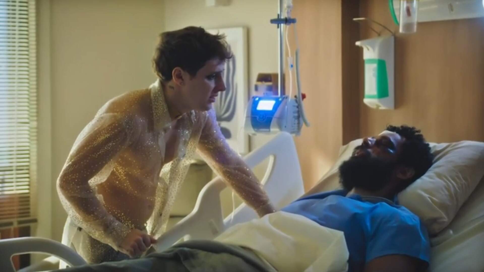 Terra e Paixão: Hospitalizado, Ramiro faz pedido inusitado e Kelvin cede aos encantos do amado!