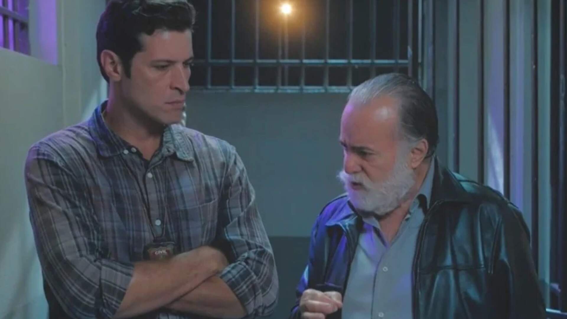 Terra e Paixão: Após sequestrar Aline, Antônio não escapa da prisão e ainda é algemado por Marino!