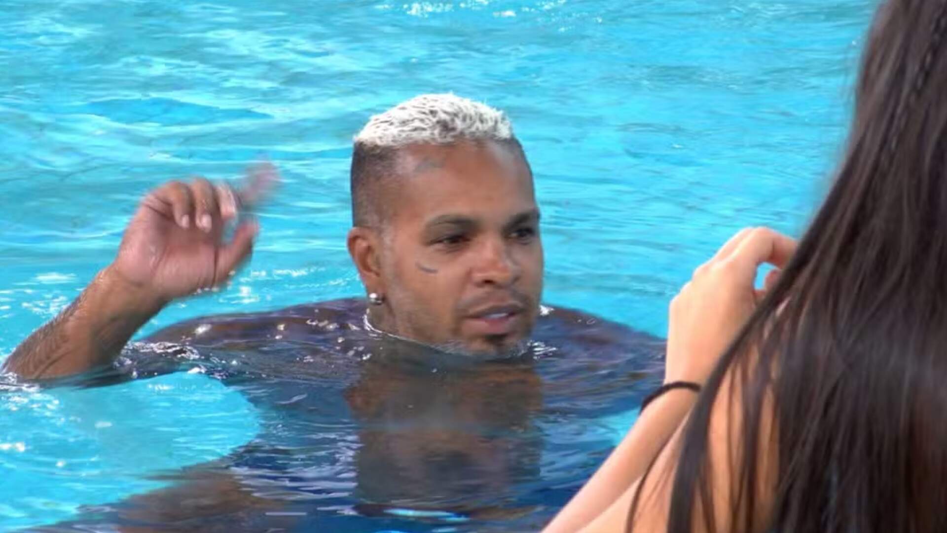 BBB 24: Na piscina, Rodriguinho se revolta com comentário de Alane, ‘Eu saio!’ - Metropolitana FM