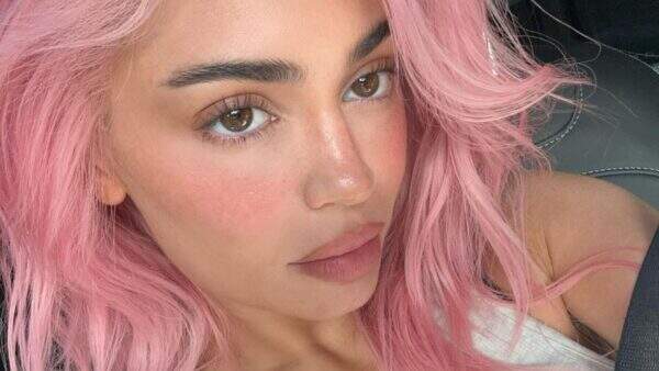 Kylie Jenner retorna com estilo usado na adolescência e surge de cabelo rosa: “Ela está de volta”