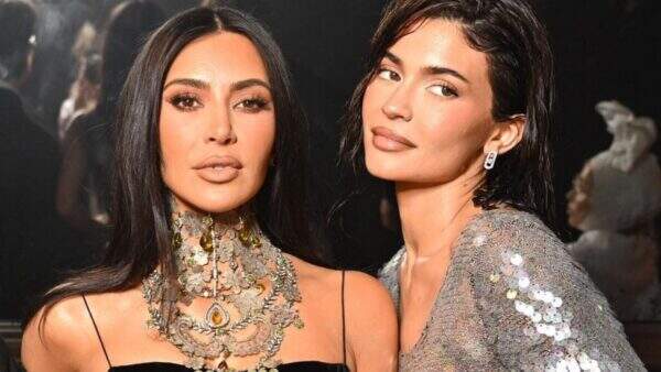 Paris Fashion Week 2024: Kim Kardashian e Kylie Jenner surgem com vestidos reveladores em desfile