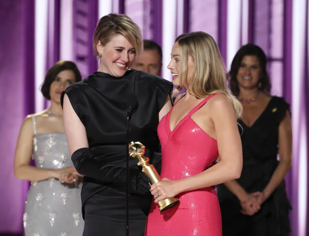 Greta Gerwig e Margot Robbie agradecem pelo prêmio como maior realização cinematográfica e em bilheteria por 'Barbie' no Globo de Ouro 2024