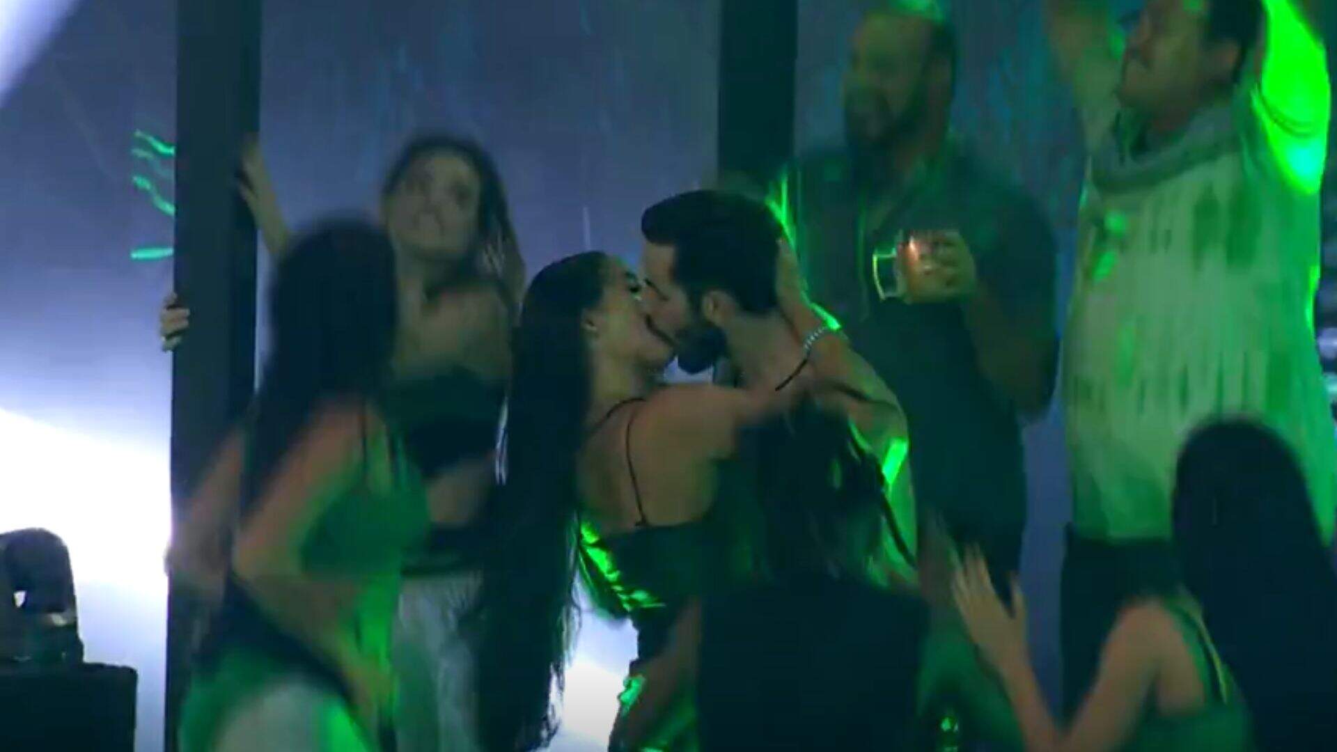 BBB 24: Veio aí! Após semanas resistindo, Matteus e Deniziane finalmente se beijam durante festa - Metropolitana FM