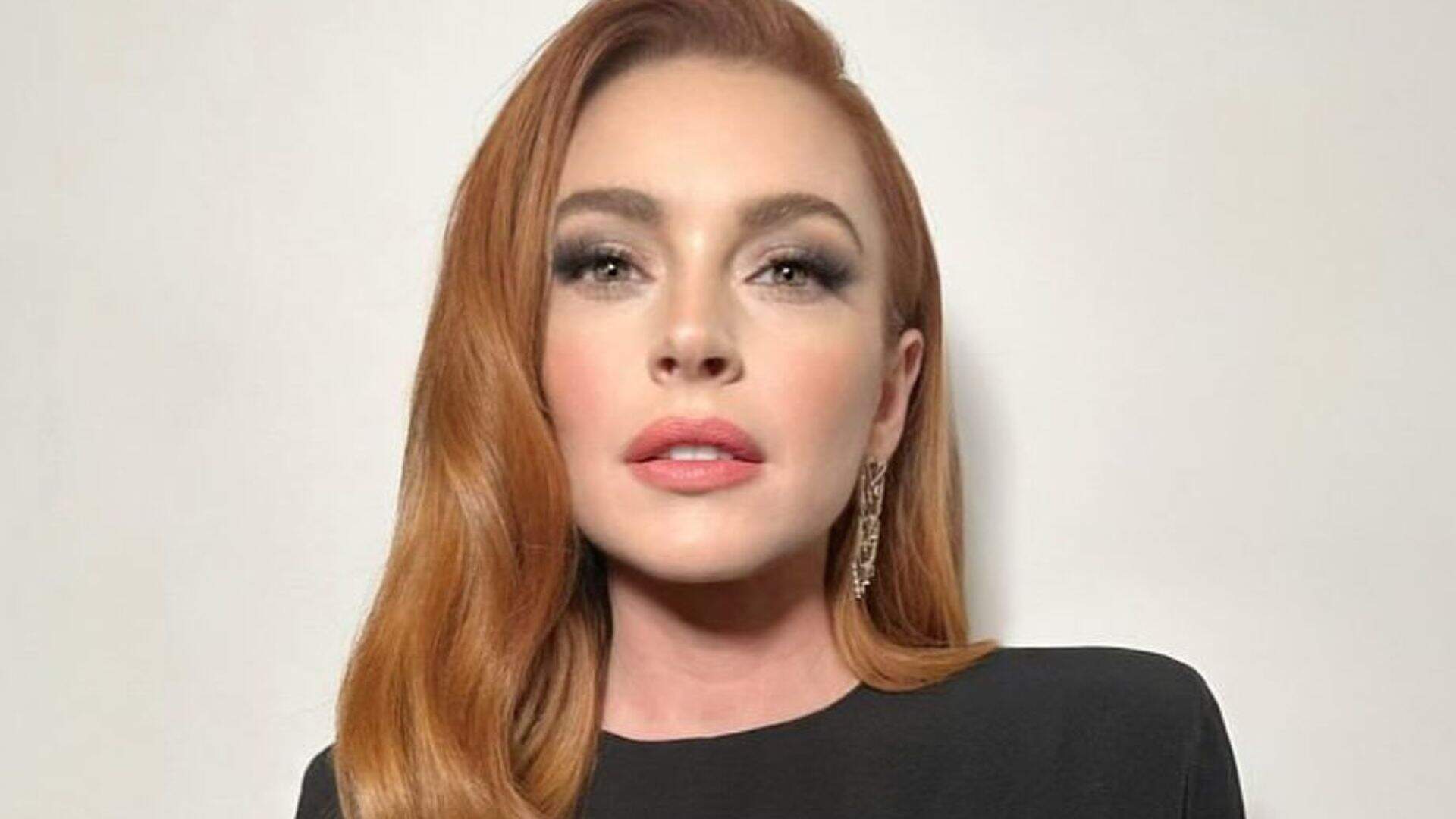 Lindsay Lohan, atriz, cantora e empresária americana, alcançou destaque como modelo infantil e estrela mirim em comerciais e TV. Seu grande avanço foi em 1998 com 