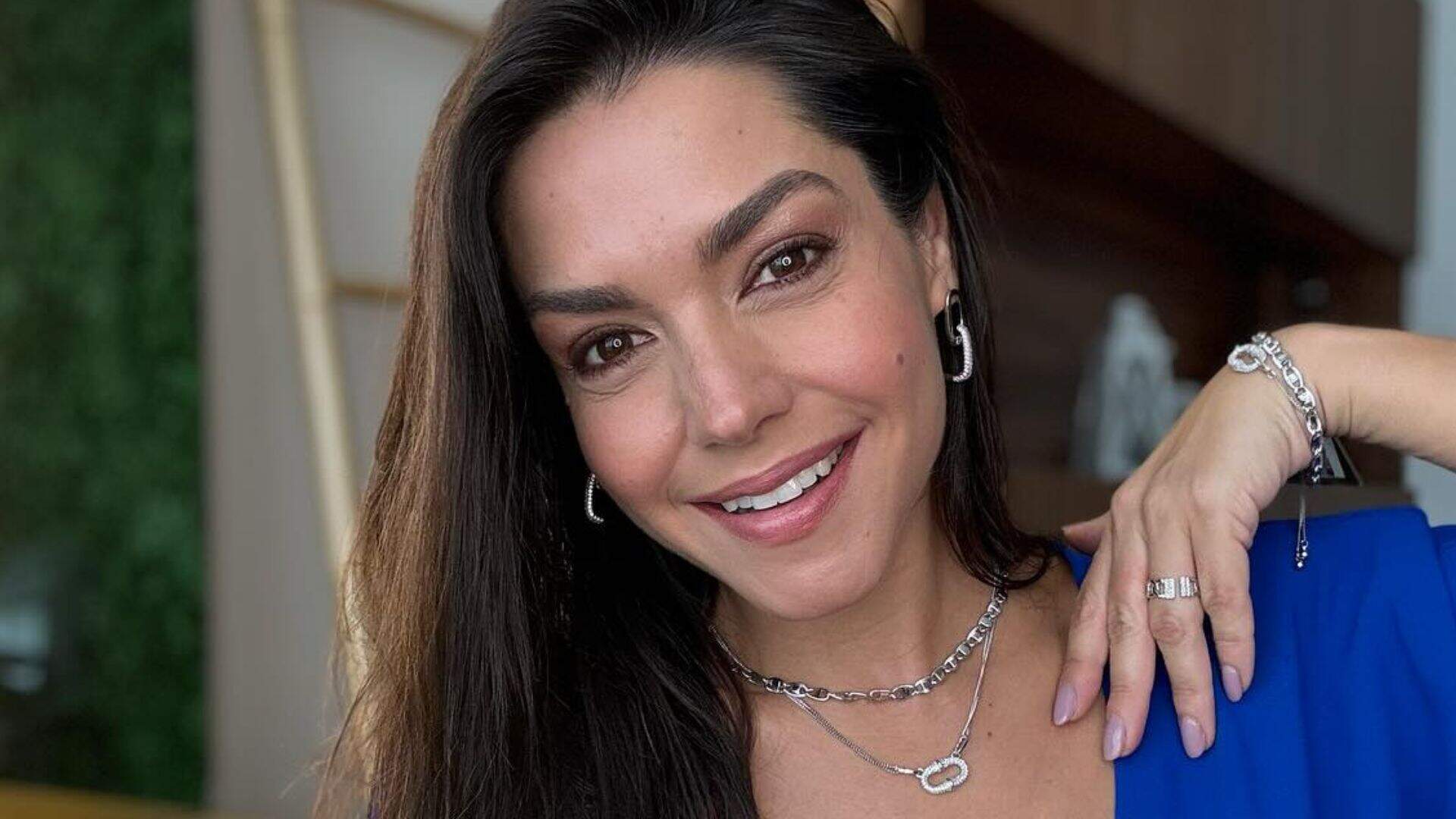 Thaís Fersoza é uma atriz brasileira reconhecida por sua atuação na TV e no teatro. Começou como atriz mirim e se destacou em novelas e séries. É influente nas redes sociais, compartilhando sua vida pessoal e profissional. Casada com o cantor Michel Teló, tem dois filhos.