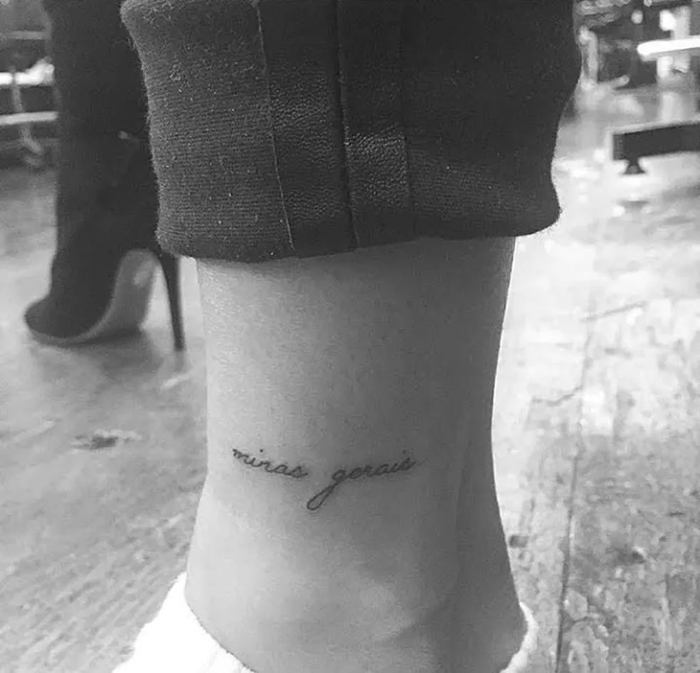 Hailey Bieber tem 'Minas Gerais' tatuado no tornozelo