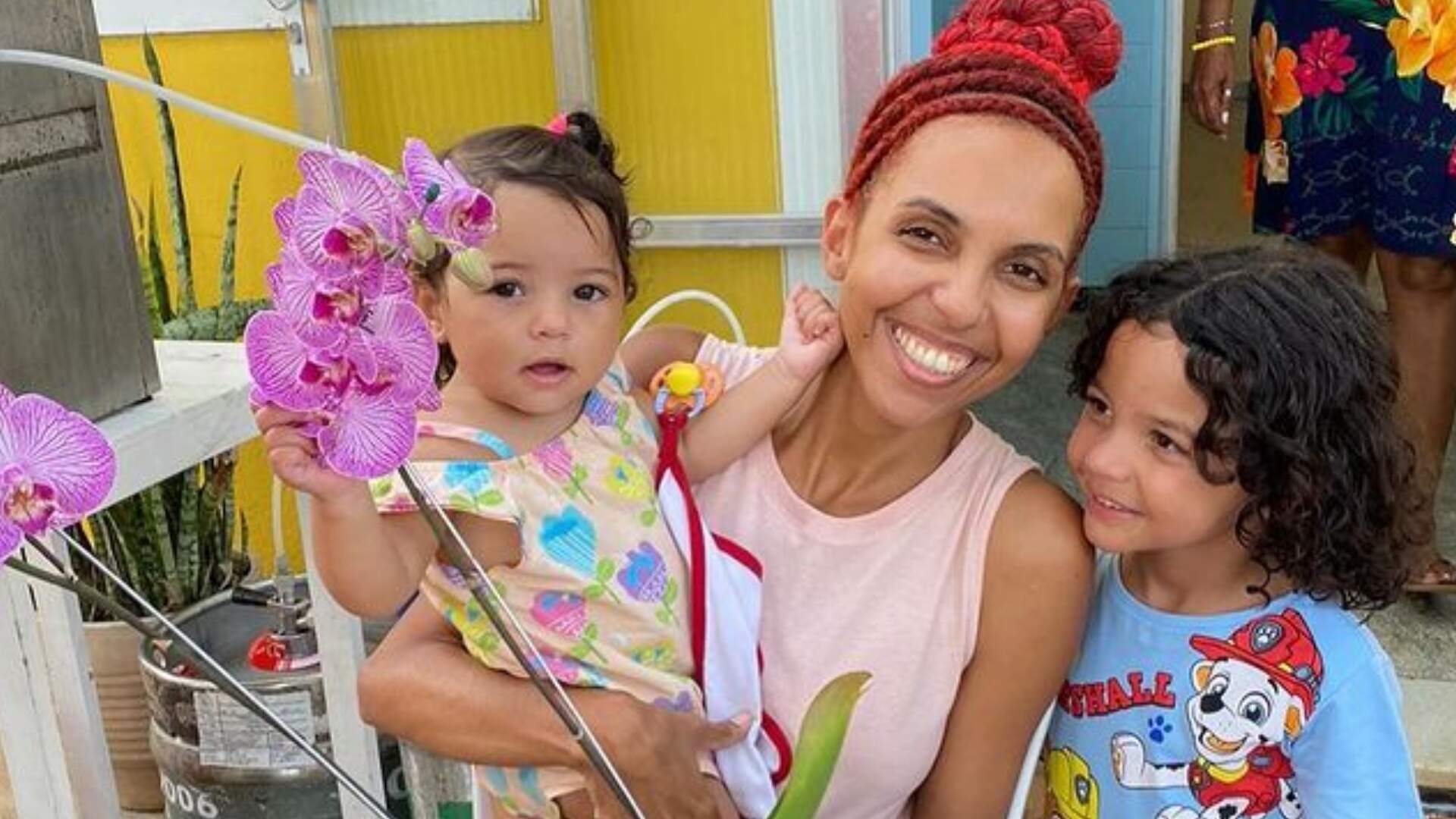 Após ser baleada no Carnaval, jornalista Nathália Santos recebe alta