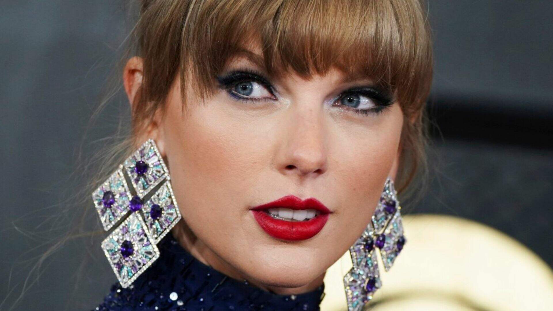 Novo visual! Taylor Swift surpreende fãs ao surgir com o cabelo escuro e cacheado